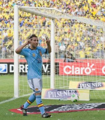 Partido Ecuador - España. 0-2 Cazorla celebra el segundo tanto.