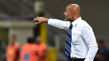 Inter Milan's head coach Luciano Spalletti gives instructions during the Italian Serie A football match Inter Milan vs Torino on August 26, 2018 at the San Siro Stadium in Milan. (Photo by Miguel MEDINA / AFP)
