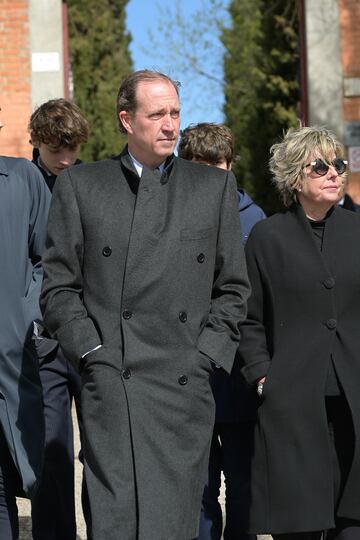 Bruno Gómez-Acebo y Simoneta Gómez-Acebo salen del cementerio San Isidro tras el entierro de Fernando Humberto Gómez-Acebo.