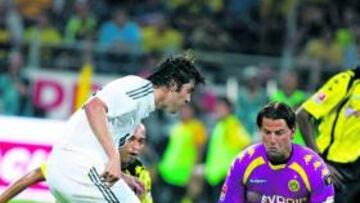 <b>MANO A MANO. </b>Kaká dispuso de varias ocasiones para meter gol, como la de la imagen que desbarató el portero. Al final lo consiguió al transformar un penalti.