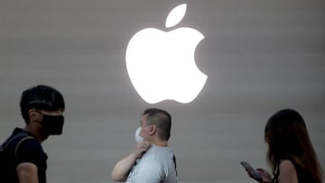 Singapore (Singapore), 10/09/2020.- The Apple logo pictured behind customers queuing to enter the newly opened Apple Store at the Marina Bay Sands in Singapore, 10 September 2020. Apple has opened its first store to sit directly on the water and the third