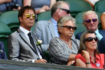 Cliff Richard en la grada viendo un partido de Nadal.