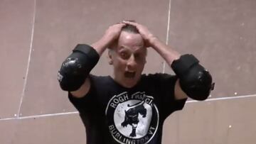 Visión del tronco superior del skater Tony Hawk poniéndose las manos a la cabeza, gritando y con coderas, vestido con una camiseta de una pantera negra. Al fondo, la rampa de su Vert en California (Estados Unidos).