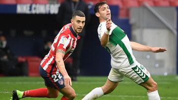 Mario Hermoso pelea por un bal&oacute;n contra el Elche. 