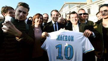 Macron con la camiseta del Olympique de Marsella.