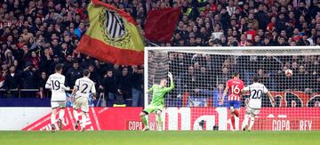 4-2. Contraataque rojiblanco, Memphis Depay asiste a Riquelme, se adentra en el área y define al palo largo de Lunin.