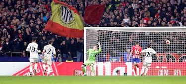 4-2. Contraataque rojiblanco, Memphis Depay asiste a Riquelme, se adentra en el área y define al palo largo de Lunin.