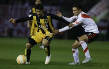 Primer plano del juego de semifinal entre River y Guaraní