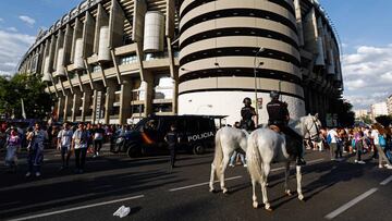 La policía en torno al Santiago Bernabéu.