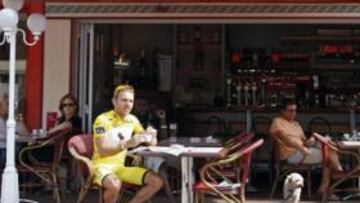 <b>JORNADA PARA EL RELAX. </b>El líder Rinaldo Nocentini se toma un 'capuccino' en un tradicional café de Limoges.