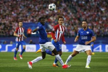 Antoine Griezmann entre Wilfred Ndidi y Danny Drinkwater.