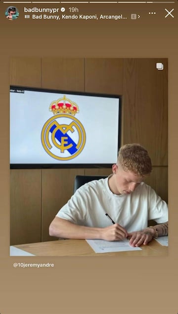 Bad Bunny comparte a Jeremy de León firmando su contrato con el Real Madrid.