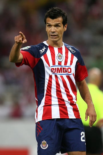 Jared Borgetti, entonces máximo goleador de la Selección Mexicana, llegó a Chivas de Guadalajara para el Clausura 2009 procedente de Monterrey. El Zorro del Desierto nunca pudo despuntar en Verde Valle.