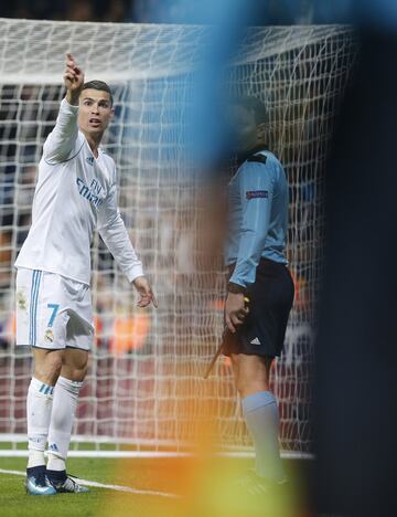 Cristiano Ronaldo protestó el gol que le anularon.