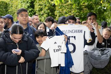 Aficionados del Real Madrid a la llegada del equipo blanco a su hotel de concentración en Watford.