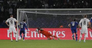 Casillas para el penalti a Torrado. 