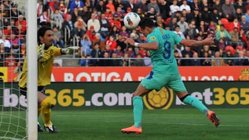 Alexis toca con la cabeza el bal&oacute;n ante el Mallorca en 2014.