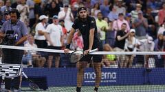 El tenista griego Stefanos Tsitsipas se lamenta tras su derrota ante el colombiano Daniel Elahi Galan en primera ronda del US Open.