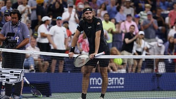 El tenista griego Stefanos Tsitsipas se lamenta tras su derrota ante el colombiano Daniel Elahi Galan en primera ronda del US Open.
