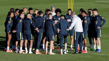 Soccer Football - Copa America - Brazil Training - Presidente Luiz Cravalho, Porto Alegre, Brazil - June 26, 2019 Brazil coach Tite and his team during training REUTERS/Henry Romero