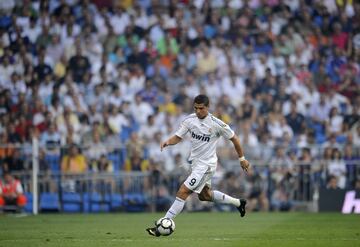 This Portuguese lad was born in 1985 and arrived in Madrid after developing into a world beater with Manchester United. His final game for the Red Devils was a Champions League final loss to Guardiola's treble-winning Barça. Los Blancos saw CR7 as the X f