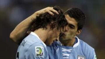 Su&aacute;rez y Cavani durante un partido con Uruguay. 