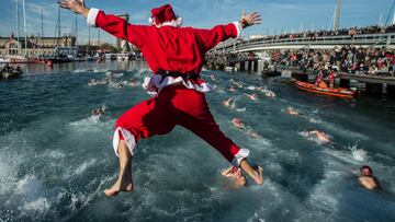 Varios nadadores disfrazados con motivos Navideños participan de la 112 Edición de la Copa Nadal, una de las pruebas de natación mas antiguas de Europa ya que se celebra desde 1907