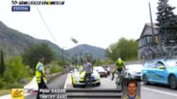 Faustino Muñoz, mecánico del Tinkoff Saxo, arroja un bidón a la cámara de la moto de la televisión francesa tras el pinchazo de Peter Sagan.