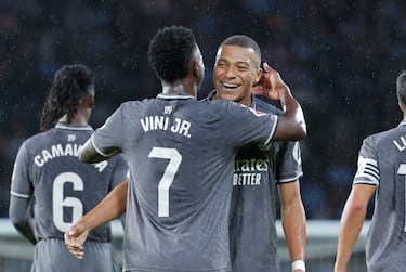 Las dos estrellas del Madrid esta noche celebraron la primera anotación a cargo del francés.
EFE/Lavandeira