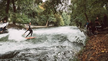 Mick Fanning surfeando en el río Eisbach de Múnich (Alemania)