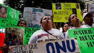Familiares de migrantes venezolanos protestan contra Trump y el CECOT frente al edificio de las Naciones Unidas, en Caracas, Venezuela.