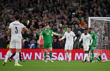 Cristiano Ronaldo es expulsado por un codazo a O´Shea en la espalda sin balón. El árbitro revisa la jugada en el VAR y le muestra la cartulina roja.