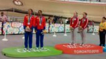 Juliana Gaviria y Diana María García (derecha) durante la premiación.