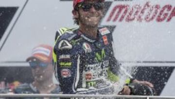 Rossi celebra su tercer puesto en Indianápolis.