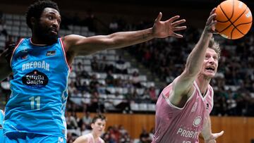 Artem Pustovyi, del Joventut, ante Darrum Hillard, del Breogán, durante el partido de liga Endesa correspondiente a la cuarta jornada disputado este sábado entre el Joventut y el Rio Breogán en el olímpico de Badalona.