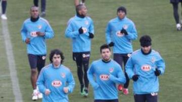 <b>Tiago, Agüero y Diego Costa</b> durante el entrenamiento.