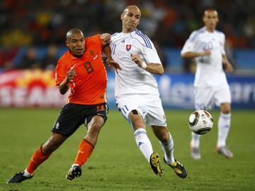 Como Brasil ante Chile, Holanda no tuvo problemas para superar a Eslovaquia. Le bastó un poco de su pareja estrella, Robben y Sneijder, para doblegar a una de las sensaciones del torneo. Sensación porque fue el equipo que eliminó a Italia, la campeona del mundo en 2006. Los tulipanes pasaban a cuartos con un partido más de oficio que estético.