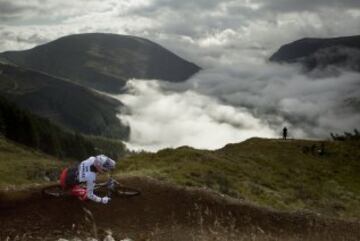 Las pruebas de mountain bike son espectaculares y el espectador que est¨¢ viendo esta en Gales lo sabe pero tambi¨¦n conoce los riesgos de acercarse mucho al circuito y observa la competici¨®n a distancia