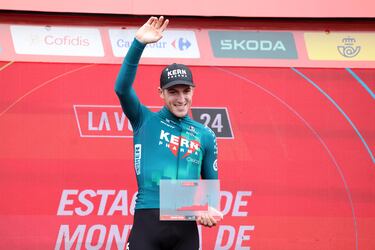 Un emocionado y feliz Castrillo recibe su premio en el podio de los mejores de La Vuelta.