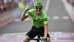 Pierre Rolland, del Cannondale, celebra su victoria en la decimos&eacute;ptima etapa del Giro de Italia en Canazei.