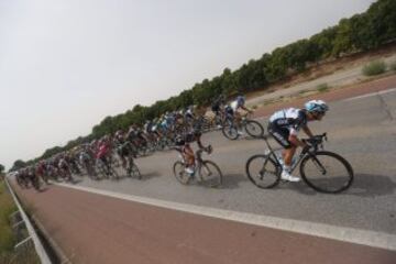 El pelotón durante la décima etapa de la Vuelta Ciclista a España, con salida en Valencia y llegada a la Castellón con una distancia de 146,6 kilómetros.