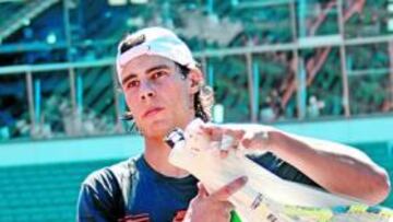 <b>VELANDO ARMAS. </b>Rafa Nadal inicio ayer sus entrenamientos en las pistas de Roland Garros.
