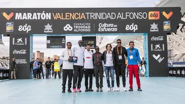 Atletas de &eacute;lite, en la l&iacute;nea de meta del Marat&oacute;n Valencia durante la presentaci&oacute;n. 