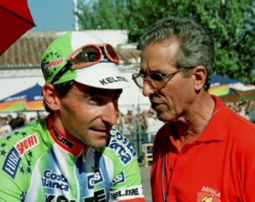 Fernando Escartín coversa con Federico Martín Bahamontes durante la Vuelta a España de 1997, en la que acabó segundo. 
 
