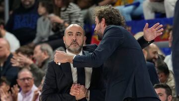 Chus Mateo, entrenador del Real Madrid, y Roger Grimau, del Barça, tras el Clásico.