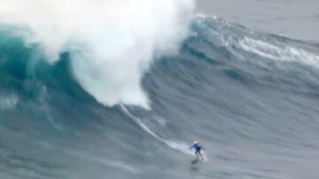 El surfista Kamiel Deraeve surfeando una ola gigante en Praia do Norte, Nazaré (Portugal), en noviembre del 2024.