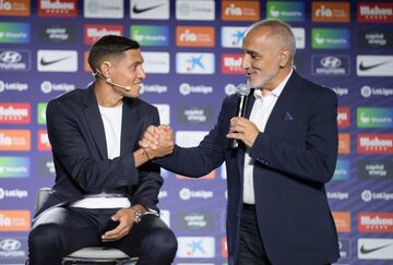 Nahuel Molina y Tomás Reñones se saludan en la presentación del jugador argentino.