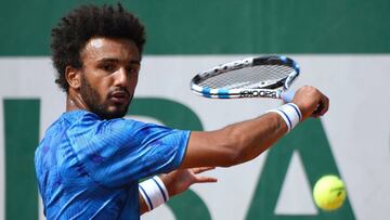 Maxime Hamou devuelve una bola a Pablo Cuevas durante su partido de primera ronda en Roland Garros.