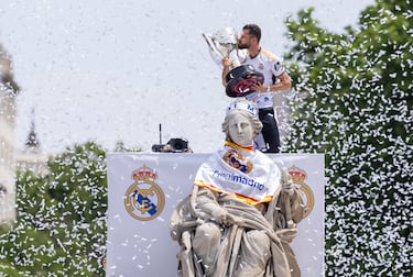 Nacho celebró su primer título como capitán en Cibeles. El madrileño ofreció el título a sus aficionados en la fuente de Cibeles, lugar habitual de celebración del Real Madrid.