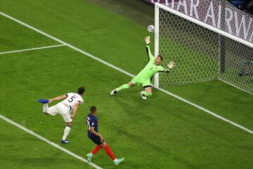 1-0. Mats Hummels marca en propia puerta el primer tanto de la selección de Francia.